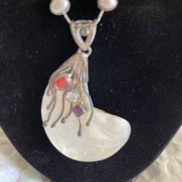 Beautiful design :  mother shell necklace with freshwater pearl chain - Picture 3 of 3